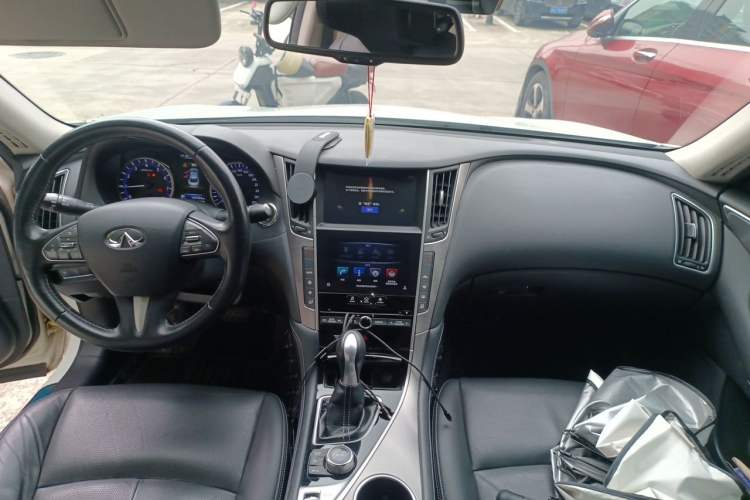 Used Infiniti Q50L 2015 2.0T Enjoyment Edition Center Console