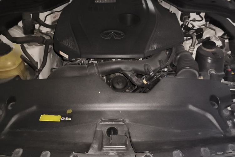 Used Infiniti Q50L 2015 2.0T Enjoyment Edition Engine Bay