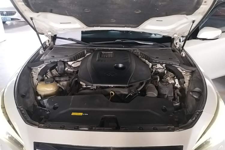 Used Infiniti Q50L 2015 2.0T Enjoyment Edition Engine Bay
