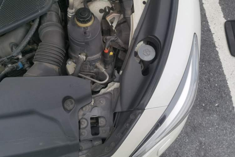 Used Infiniti Q50L 2015 2.0T Enjoyment Edition Engine Bay Left