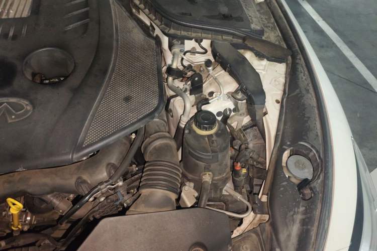 Used Infiniti Q50L 2015 2.0T Enjoyment Edition Engine Bay Left