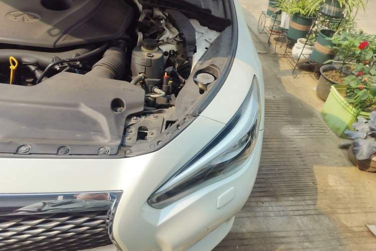 Used Infiniti Q50L 2015 2.0T Enjoyment Edition Engine Bay Left