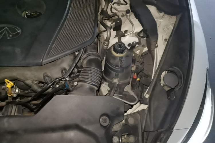 Used Infiniti Q50L 2015 2.0T Enjoyment Edition Engine Bay Left