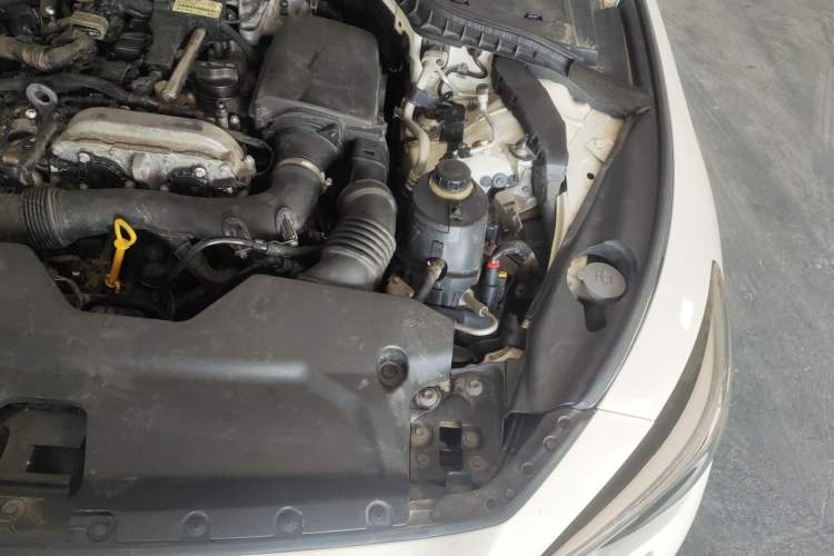 Used Infiniti Q50L 2015 2.0T Enjoyment Edition Engine Bay Left