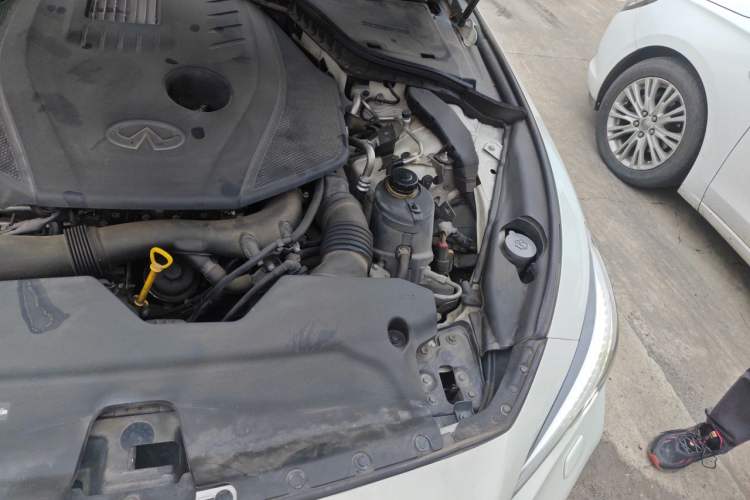 Used Infiniti Q50L 2015 2.0T Enjoyment Edition Engine Bay Left