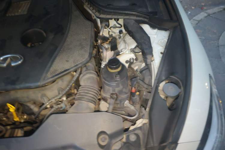Used Infiniti Q50L 2015 2.0T Luxury Edition Engine Bay Left