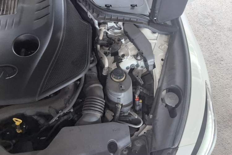 Used Infiniti Q50L 2015 2.0T Enjoyment Edition Engine Bay Left