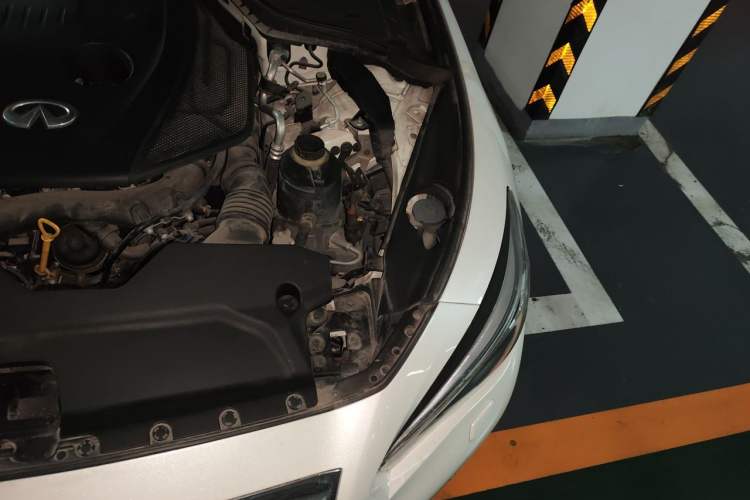 Used Infiniti Q50L 2015 2.0T Enjoyment Edition Engine Bay Left
