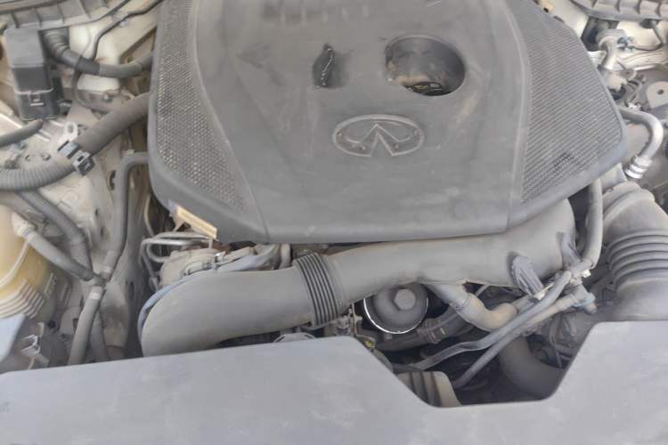 Used Infiniti Q50L 2015 2.0T Enjoyment Edition Engine Bay