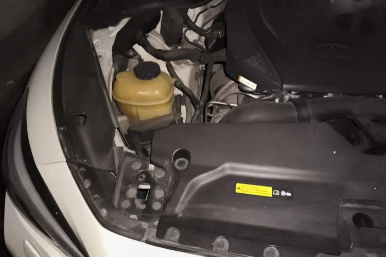 Used Infiniti Q50L 2015 2.0T Enjoyment Edition Engine Bay Right