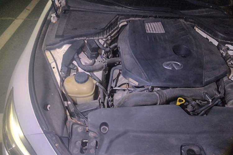 Used Infiniti Q50L 2015 2.0T Enjoyment Edition Engine Bay Right