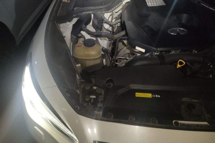Used Infiniti Q50L 2015 2.0T Enjoyment Edition Engine Bay Right