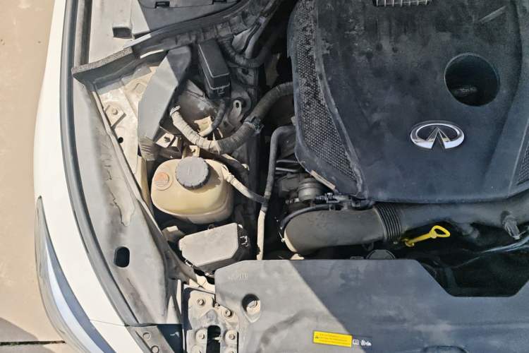 Used Infiniti Q50L 2015 2.0T Enjoyment Edition Engine Bay Right
