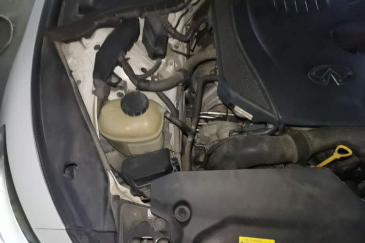 Used Infiniti Q50L 2015 2.0T Enjoyment Edition Engine Bay Right