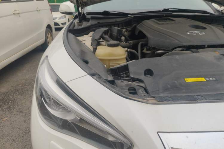 Used Infiniti Q50L 2015 2.0T Enjoyment Edition Engine Bay Right