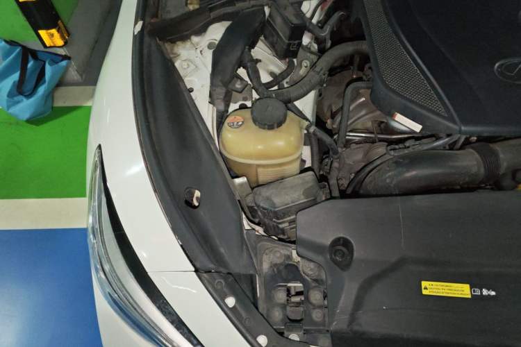 Used Infiniti Q50L 2015 2.0T Enjoyment Edition Engine Bay Right