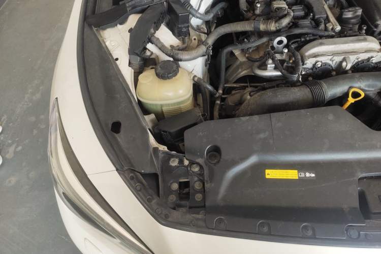Used Infiniti Q50L 2015 2.0T Enjoyment Edition Engine Bay Right