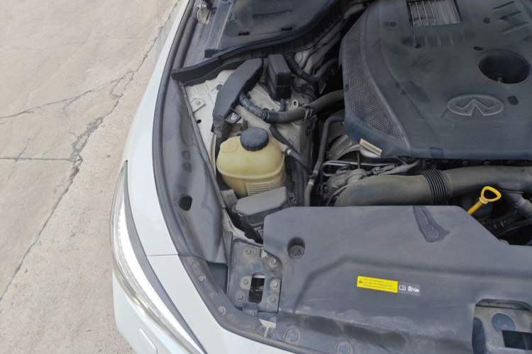 Used Infiniti Q50L 2015 2.0T Enjoyment Edition Engine Bay Right