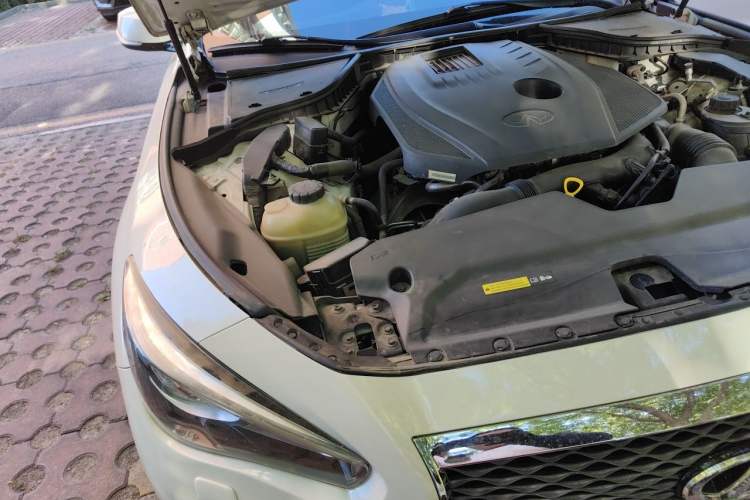 Used Infiniti Q50L 2015 2.0T Enjoyment Edition Engine Bay Right