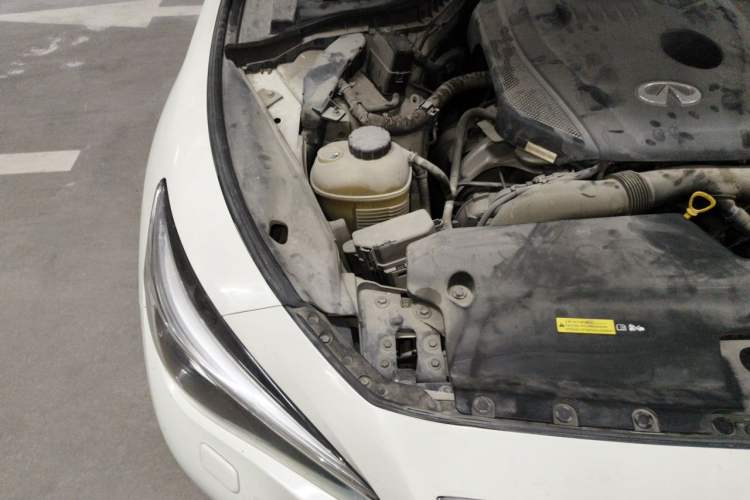 Used Infiniti Q50L 2015 2.0T Enjoyment Edition Engine Bay Right