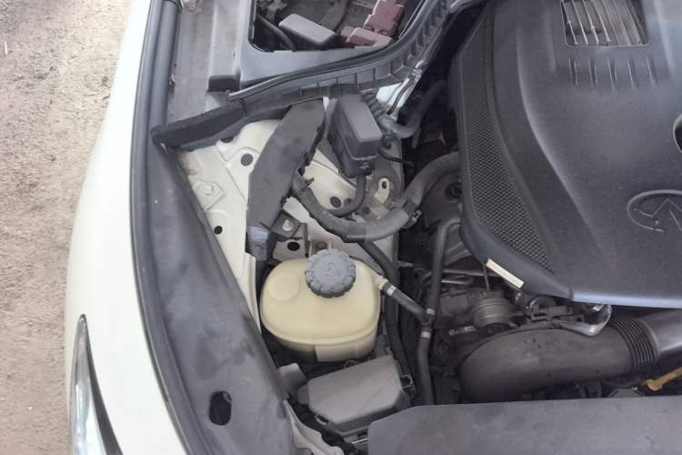 Used Infiniti Q50L 2015 2.0T Enjoyment Edition Engine Bay Right