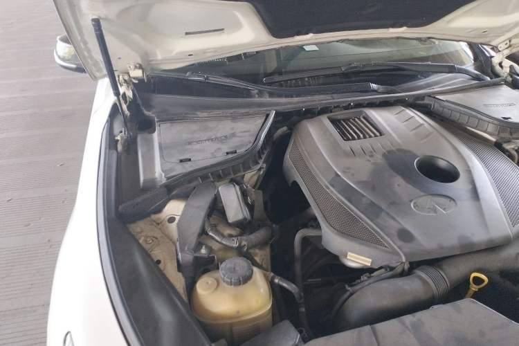 Used Infiniti Q50L 2015 2.0T Sport Edition Engine Bay Right