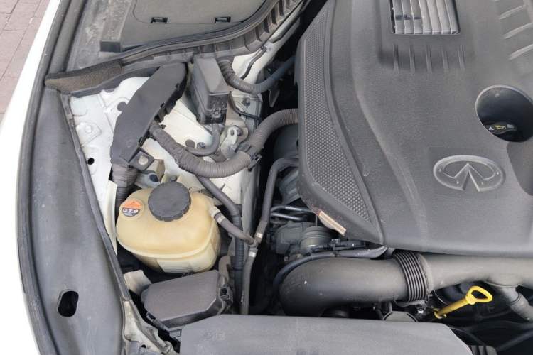 Used Infiniti Q50L 2015 2.0T Enjoyment Edition Engine Bay Right