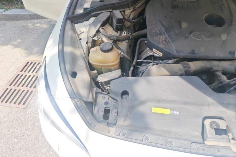 Used Infiniti Q50L 2015 2.0T Enjoyment Edition Engine Bay Right