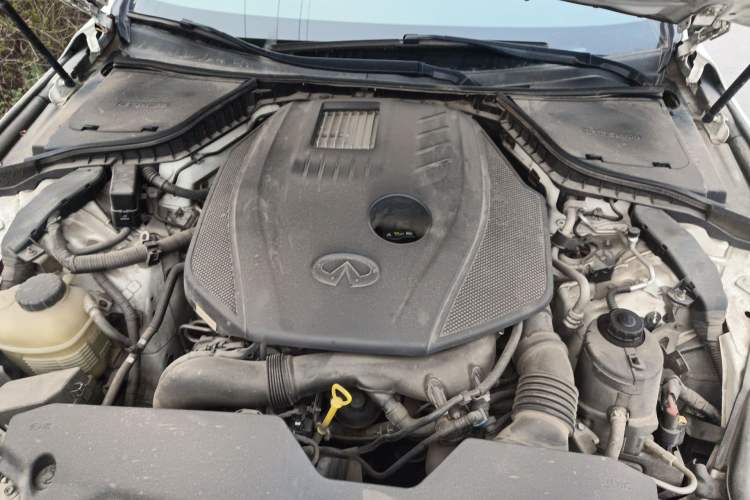 Used Infiniti Q50L 2015 2.0T Enjoyment Edition Engine Bay