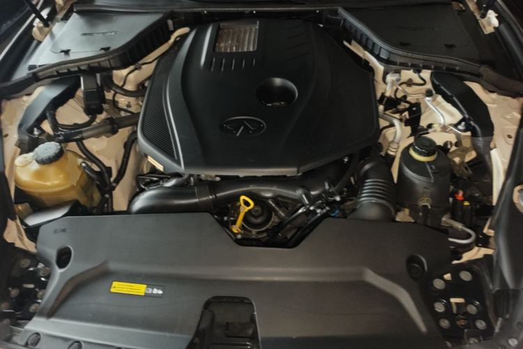 Used Infiniti Q50L 2015 2.0T Enjoyment Edition Engine Bay