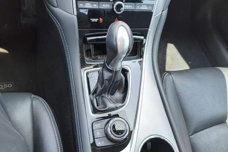 Used Infiniti Q50L 2015 2.0T Enjoyment Edition Gear Lever