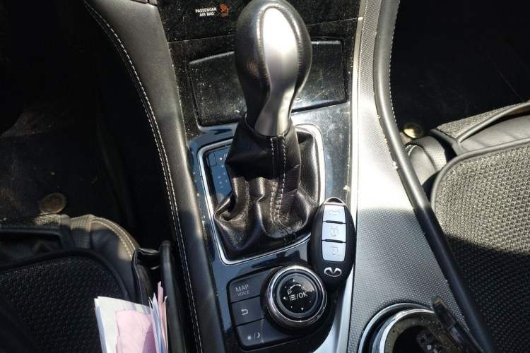 Used Infiniti Q50L 2015 2.0T Enjoyment Edition Gear Lever