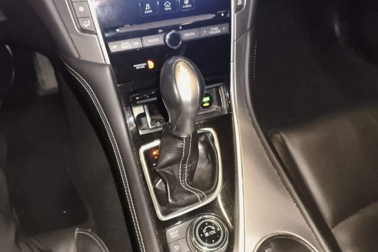 Used Infiniti Q50L 2015 2.0T Enjoyment Edition Gear Lever