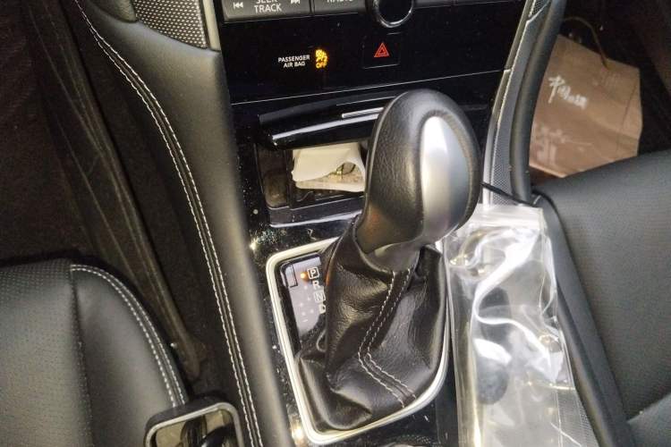 Used Infiniti Q50L 2015 2.0T Enjoyment Edition Gear Lever