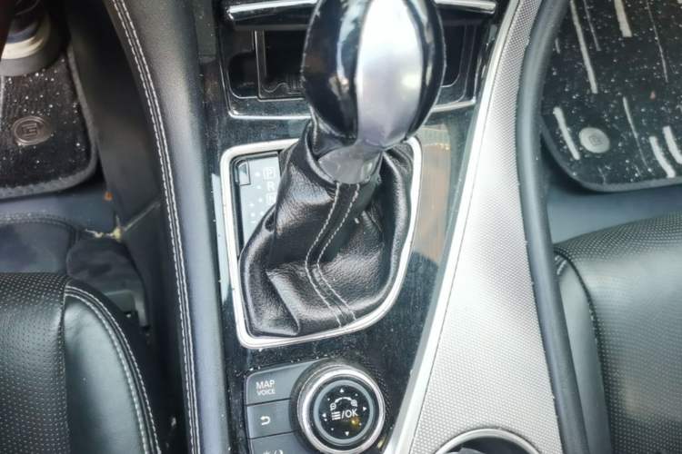 Used Infiniti Q50L 2015 2.0T Enjoyment Edition Gear Lever