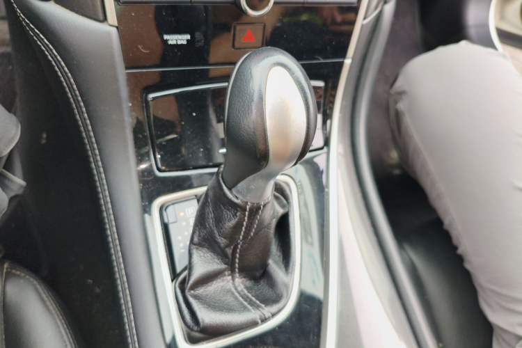 Used Infiniti Q50L 2015 2.0T Comfort Edition Gear Lever