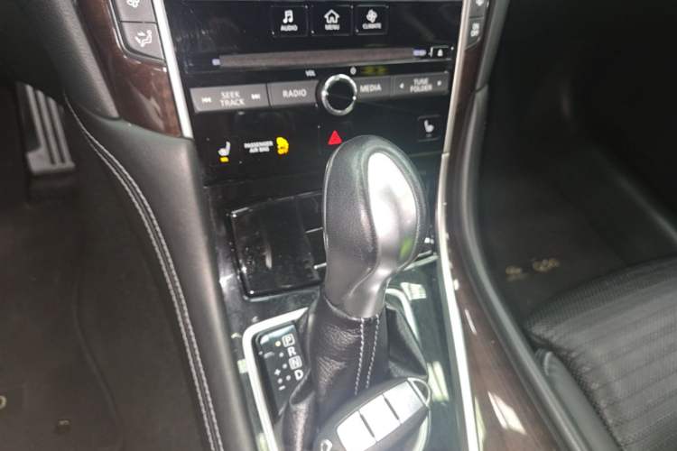 Used Infiniti Q50L 2015 2.0T Luxury Sport Edition Gear Lever