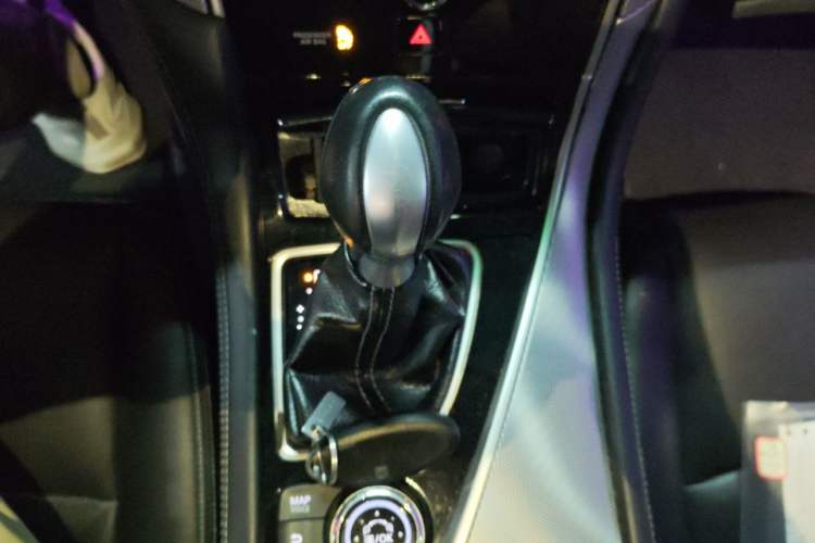 Used Infiniti Q50L 2015 2.0T Enjoyment Edition Gear Lever