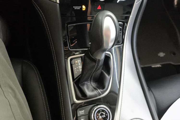 Used Infiniti Q50L 2015 2.0T Enjoyment Edition Gear Lever