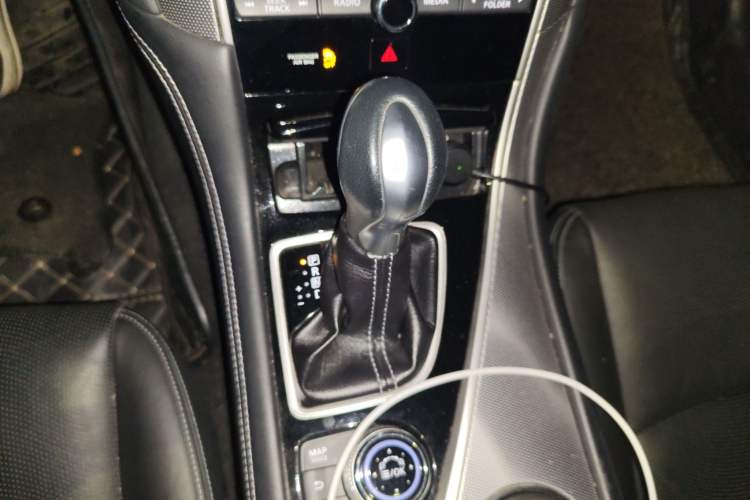 Used Infiniti Q50L 2015 2.0T Enjoyment Edition Gear Lever