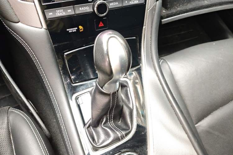 Used Infiniti Q50L 2015 2.0T Enjoyment Edition Gear Lever