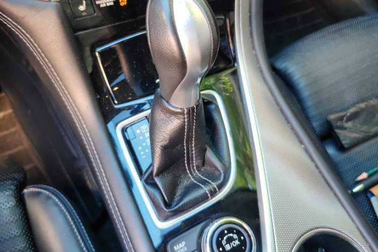 Used Infiniti Q50L 2015 2.0T Sport Edition Gear Lever