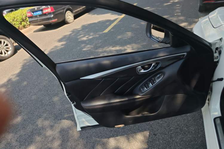 Used Infiniti Q50L 2015 2.0T Comfort Edition Interior 4