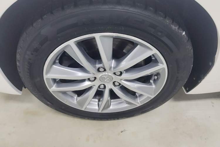Used Infiniti Q50L 2015 2.0T Comfort Edition Left Front Wheel Hub