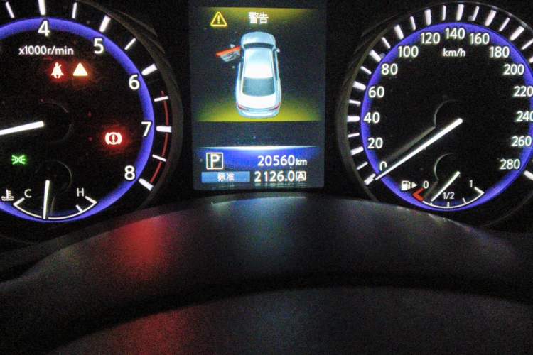 Used Infiniti Q50L 2015 2.0T Enjoyment Edition Odometer Close Up