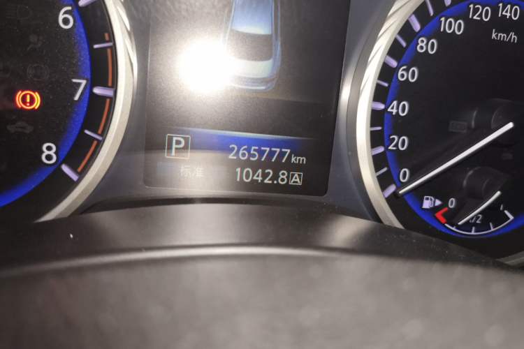 Used Infiniti Q50L 2015 2.0T Enjoyment Edition Odometer Close Up