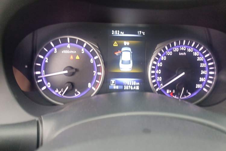 Used Infiniti Q50L 2015 2.0T Enjoyment Edition Odometer Close Up