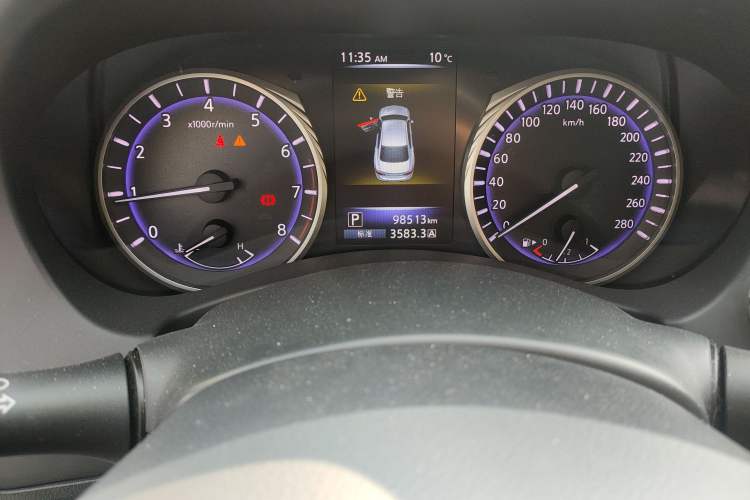 Used Infiniti Q50L 2015 2.0T Enjoyment Edition Odometer Close Up