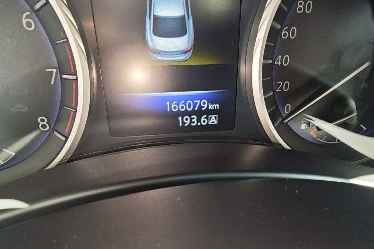 Used Infiniti Q50L 2015 2.0T Enjoyment Edition Odometer Close Up