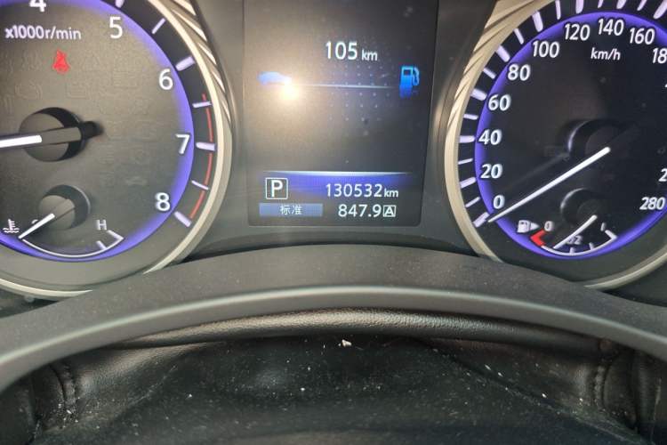 Used Infiniti Q50L 2015 2.0T Luxury Edition Odometer Close Up